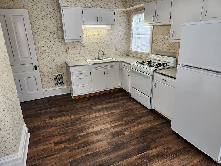 605 E Washington St #B — Photo 21
