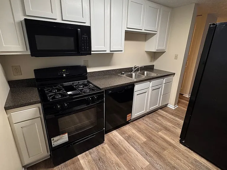 300 Pegotty Ct NE — Photo 7
