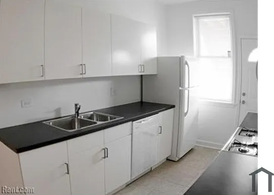 4 bed, 1400 sqft, $2,350 — Photo 2