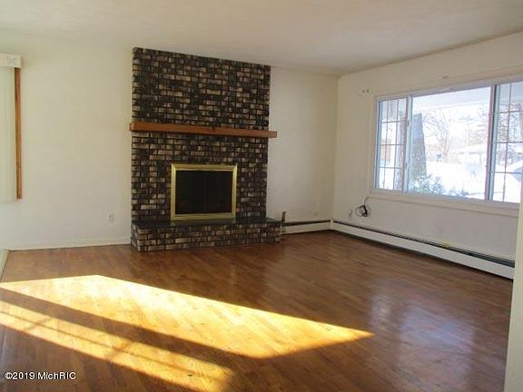 2nd image of 1025 Woodland Bch
