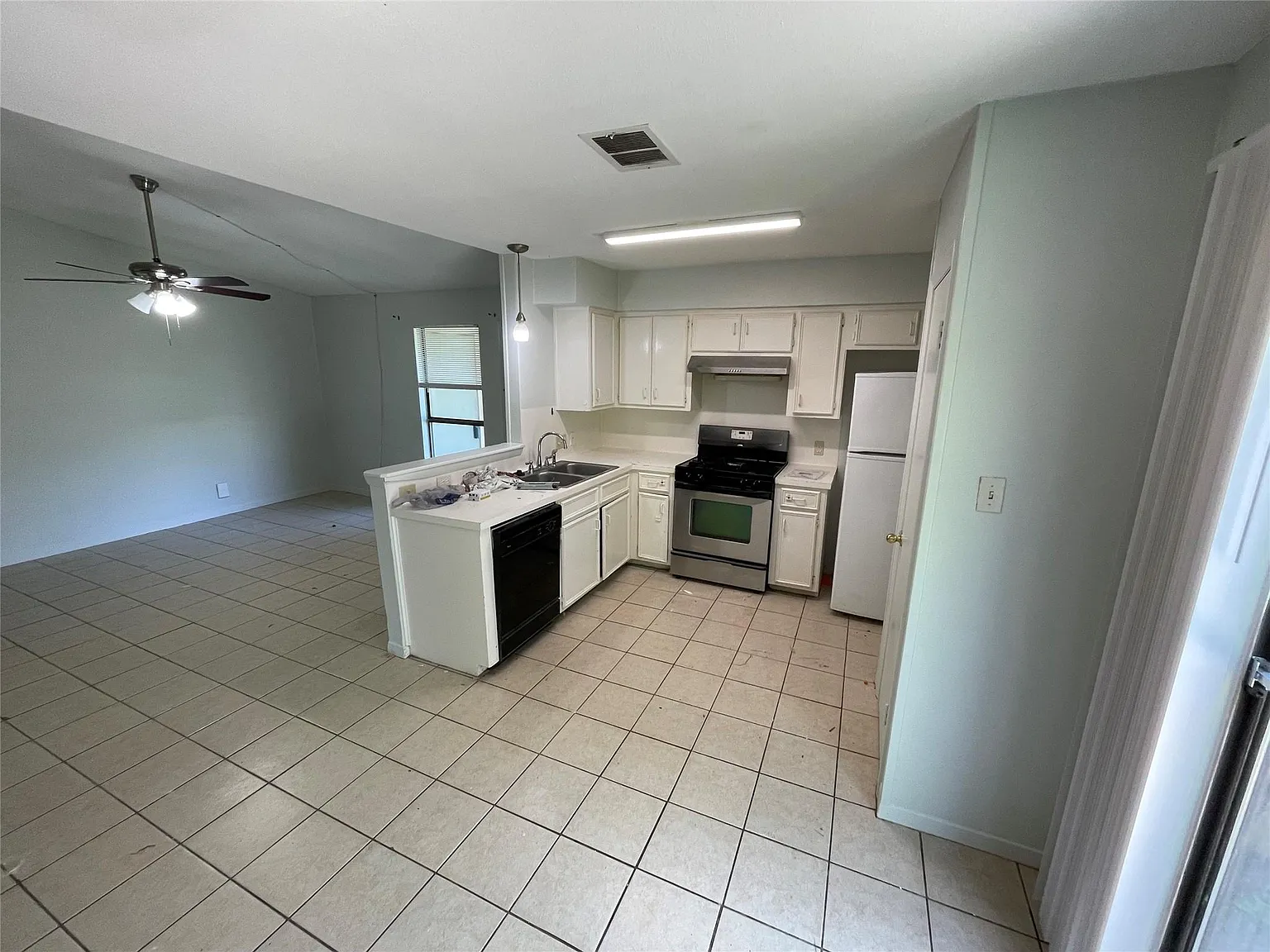 2 bed, 1.0 bath, 770 sqft, $1,295 — Photo 3