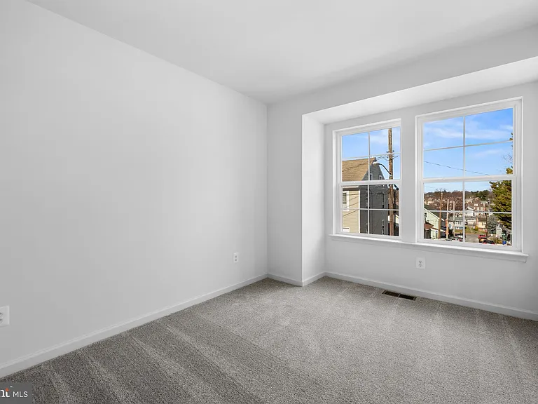 464 Peleton St — Photo 17