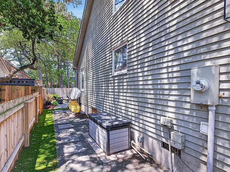 2101 Woodlawn Ave — Photo 21