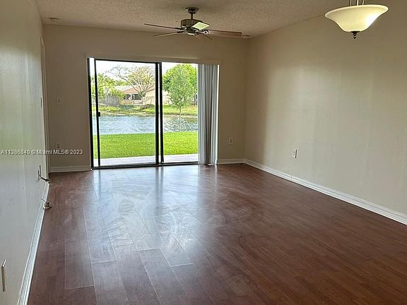 4th image of 9881 Nob Hill Ln #9881