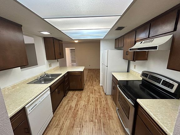 4th image of 570 E Villa Nueva Dr