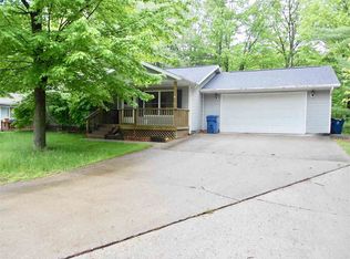 10 W Birchview Dr, Sanford, MI 48657