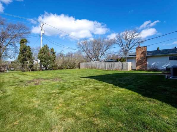 2904 Avalon Dr, Bettendorf, IA 52722