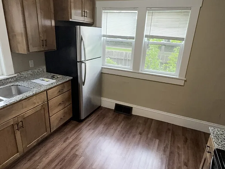 739 Broadway St — Photo 9