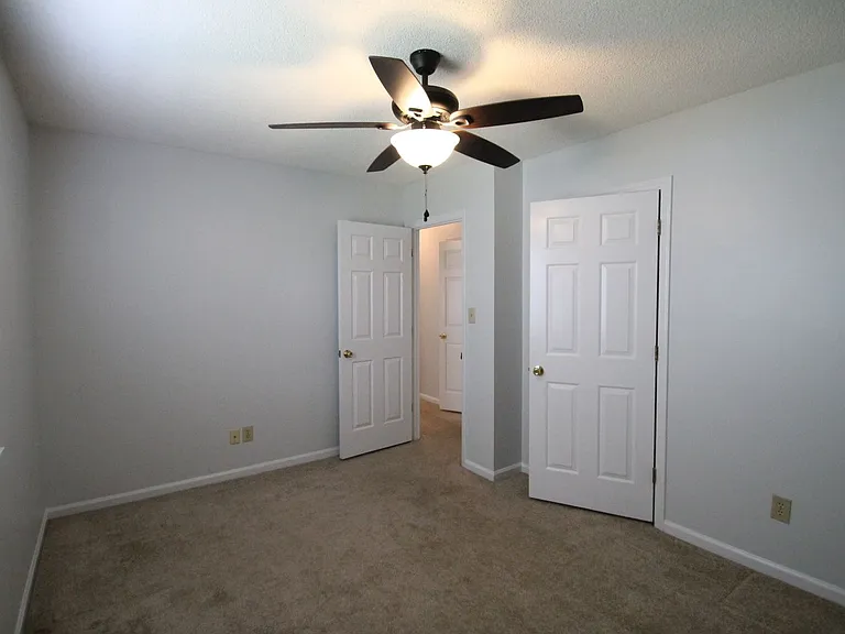 1077 Farm Pond Ln — Photo 11