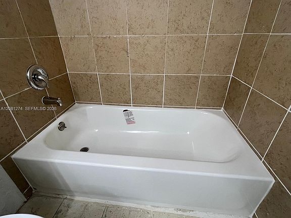 5th image of 4178 Lakeside Dr #4178