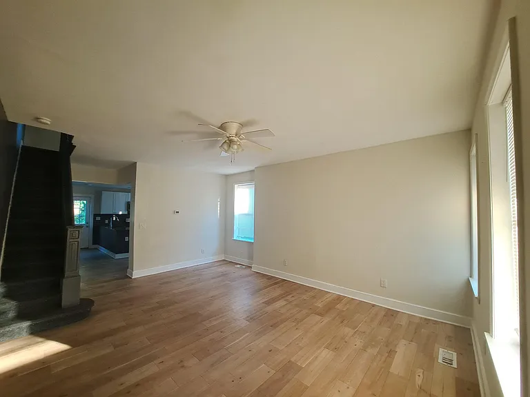1100 Green St — Photo 11