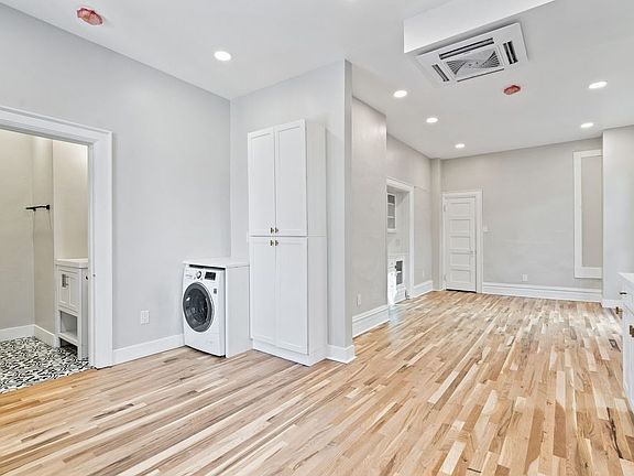3rd image of 252 N Lincoln St