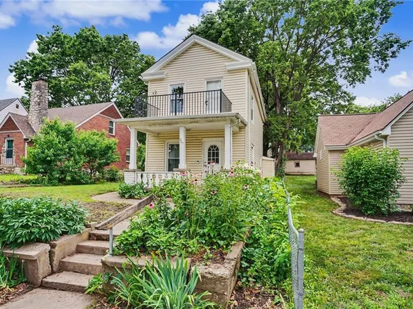 907 N Broadway St, Leavenworth, KS 66048