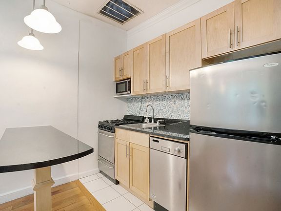 4th image of 336 E 56th St APT 6