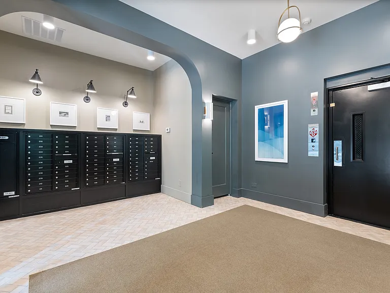 1650 W. Roscoe St. — Photo 13