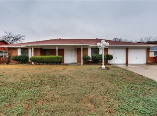 6904 Rebel Rd, Forest Hill, TX 76140