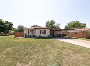1005 E Wichita St, Henrietta, TX 76365