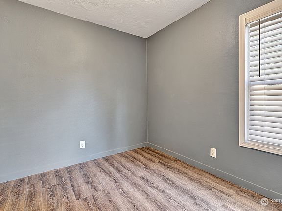 Bedroom>