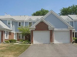 219 Green Knoll Ln, Streamwood, IL 60107