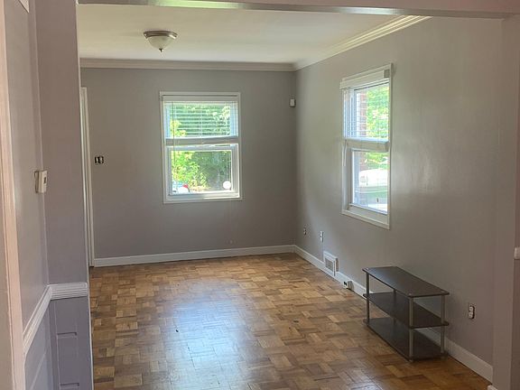 Spacious Living/dining room