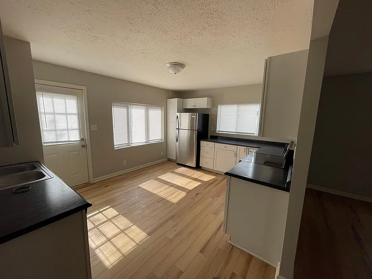 447 Southgate Dr — Photo 4