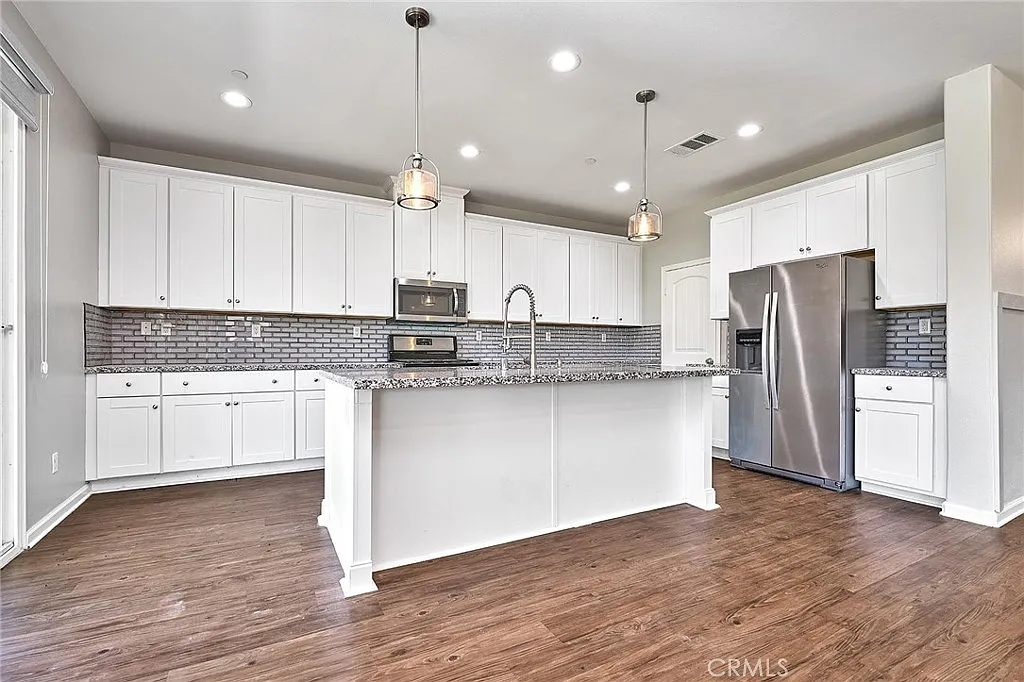 4 bed, 2715 sqft, $3,700 — Photo 3