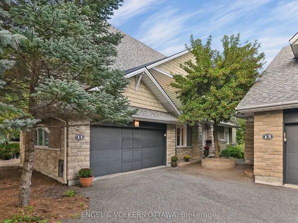 11 Creeks End Ln, Ottawa, ON K2H 1C7