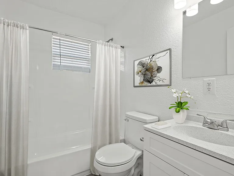 Midpoint on Wilshire - $79 Rent Reduction PLUS $300 OFF Move-In Costs on 2 Bedrooms! *Limited to ... — Photo 12