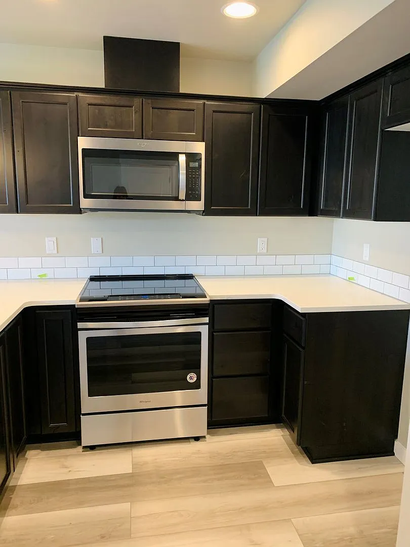 Whether you just want the extra room or need it for your family, our townhomes are calling!! — Photo 4