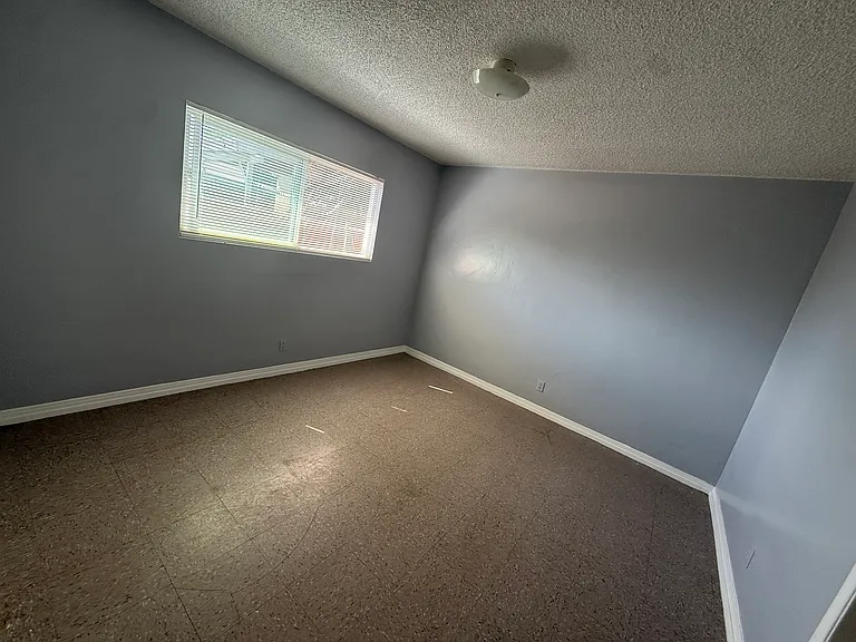 147 N Victoria Ave — Photo 28
