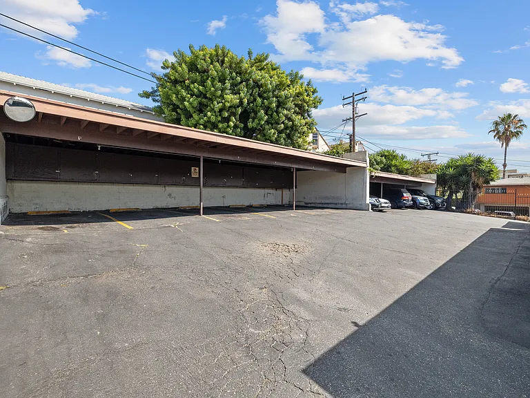 621-625 W. Hyde Park Blvd. — Photo 10