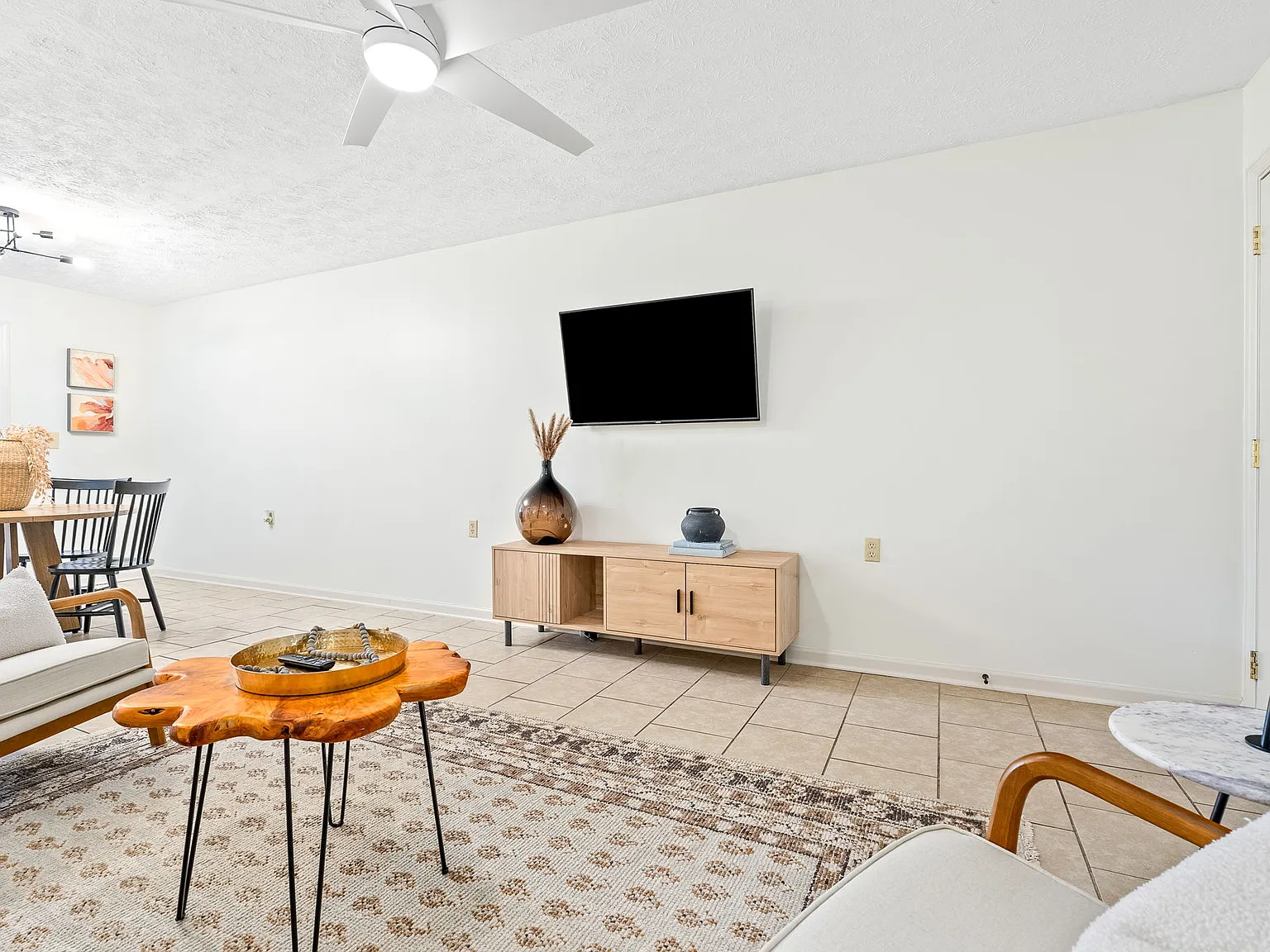 2 bed, 825 sqft, $2,000 — Photo 2