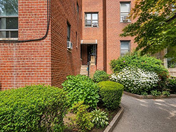 4th image of 11 Bronx River Road #1M