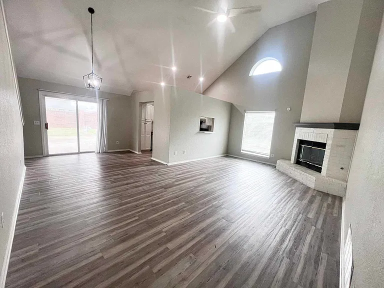 1717 Pinnacle Ln — Photo 2