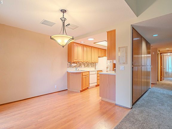 5th image of 2618 SE Baypoint Dr #U9