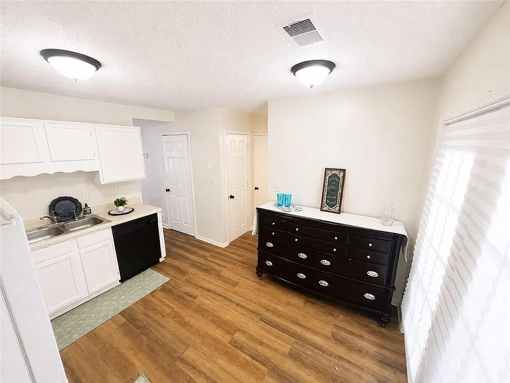 3 bed, 2.5 bath, 1440 sqft, $1,900 — Photo 2