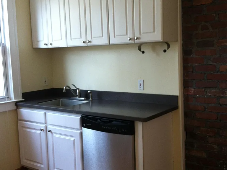 19 Russell St #LOWER — Photo 2