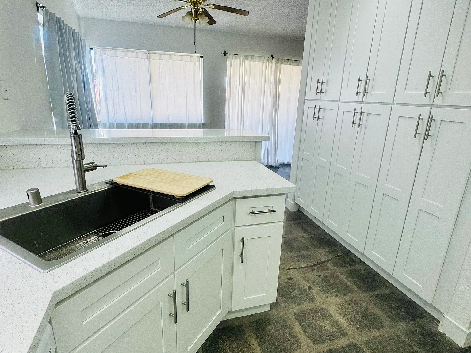 3 bed, 1300 sqft, $3,000 — Photo 3