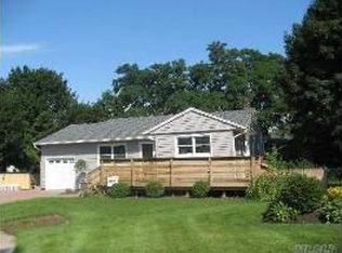 3222 Roxbury Ln, Levittown, NY 11756
