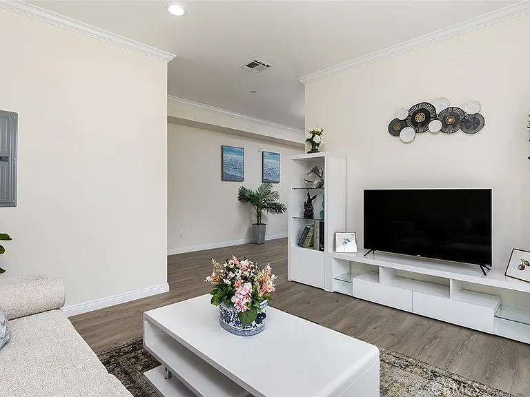 89 N Grand Oaks Ave #103 — Photo 7