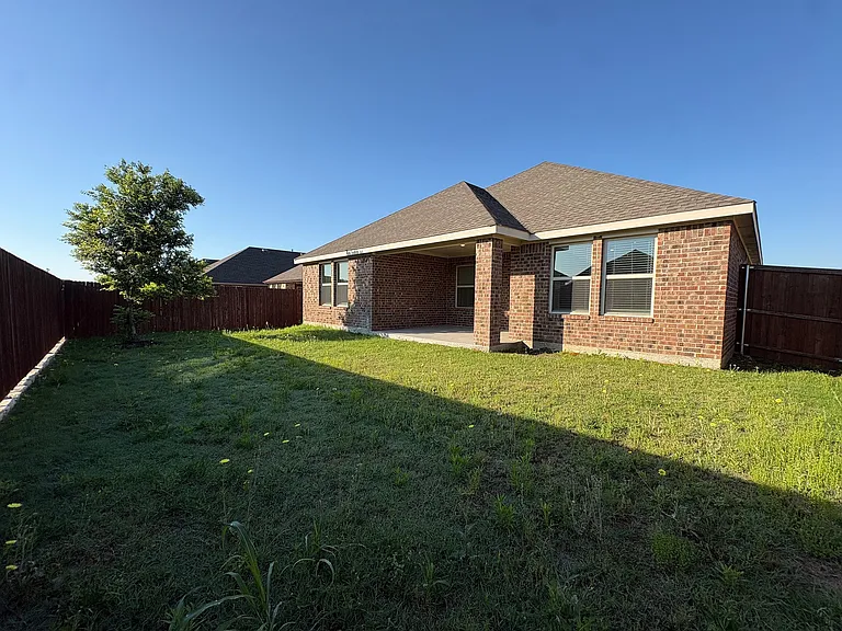 610 Union Dr — Photo 3