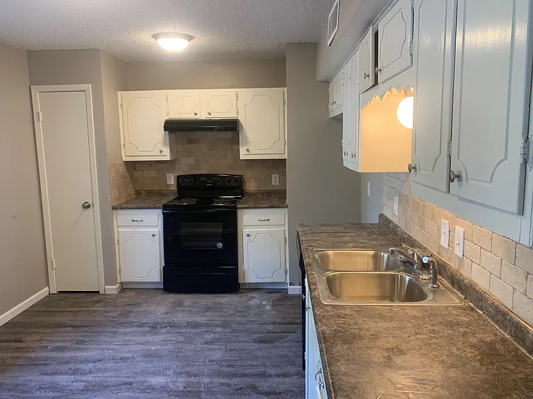 906 Harris St — Photo 1