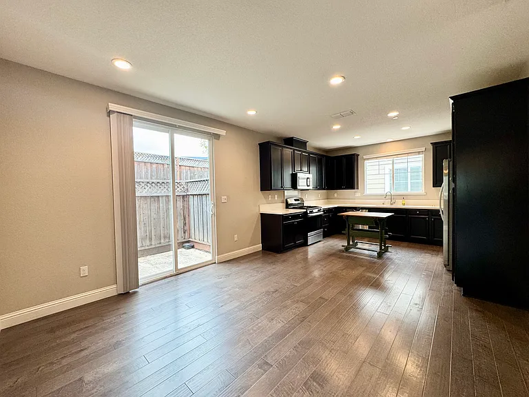 2179 Eva St — Photo 3