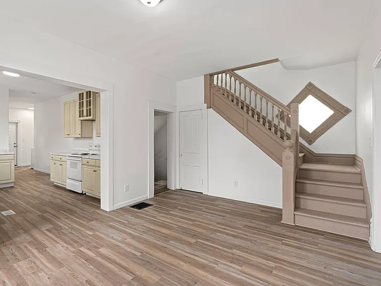 321 Kennedy Ave — Photo 3