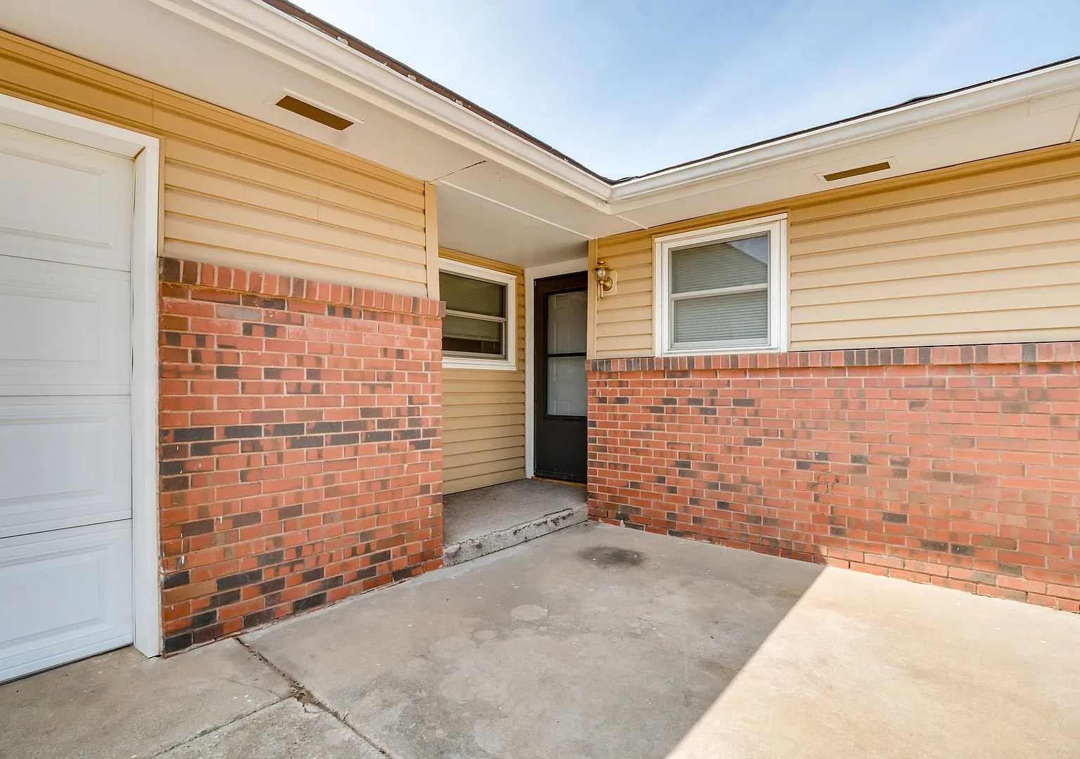 Available Now 3 Bed 1.5 Bath Home In Carl Albert Schools — Photo 2