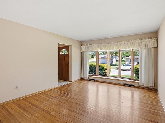 5th image of 1926 Crescent Dr