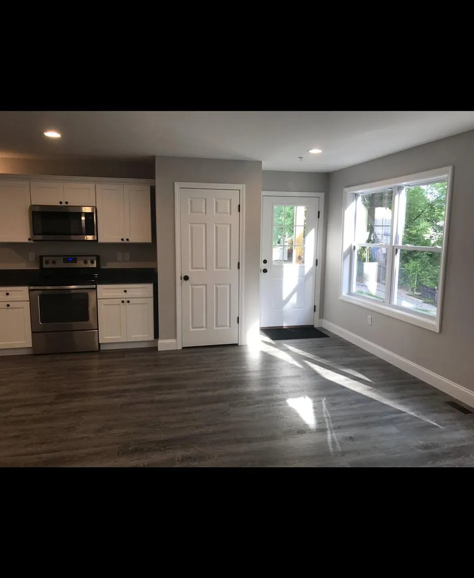 2 bed, 1040 sqft, $2,100 — Photo 4
