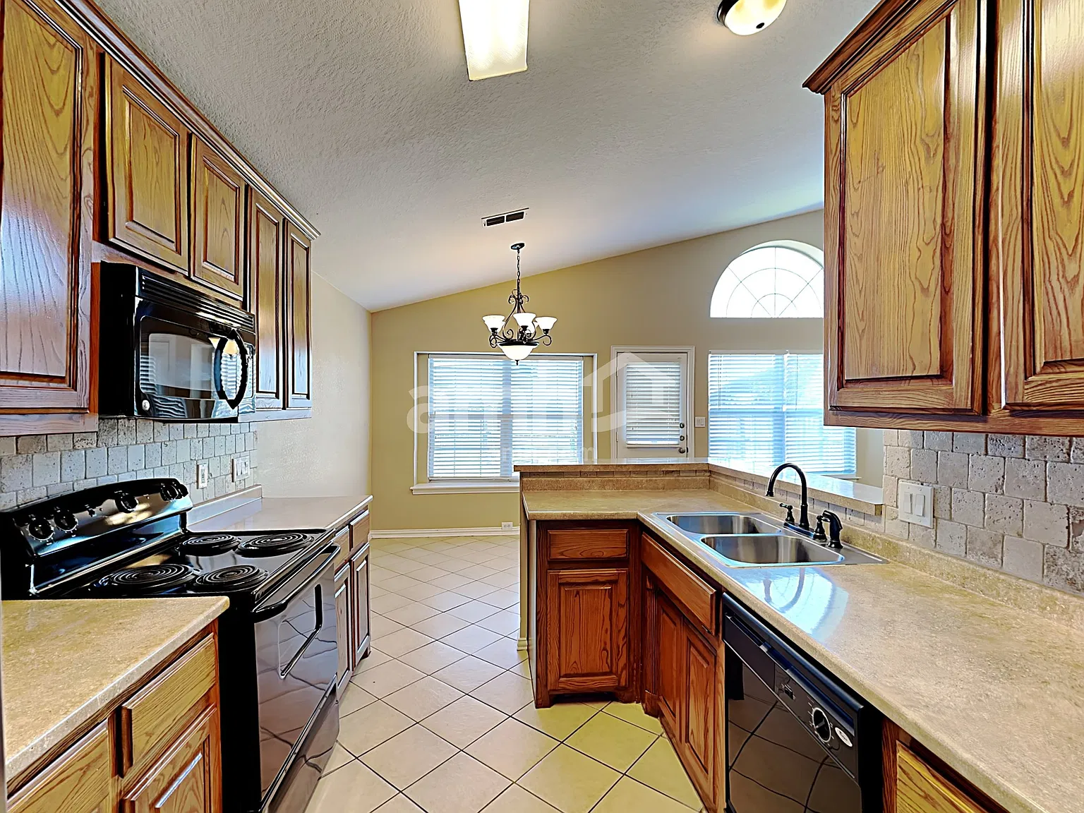 3 bed, 2.0 bath, 1727 sqft, $2,385 — Photo 4
