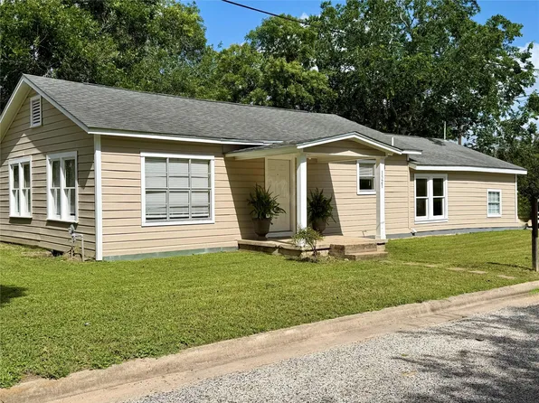 1521 N Hamilton St, Gonzales, TX 78629