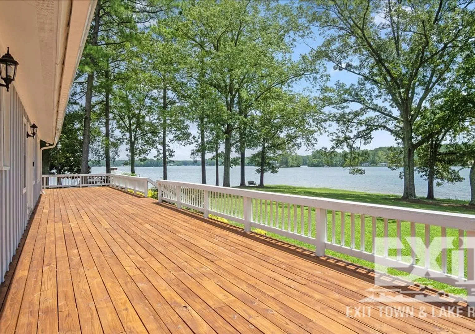 Gorgeous Waterfront Property with 4 Bedrooms, 3 Bathrooms in Dogwood Acres! — Photo 4